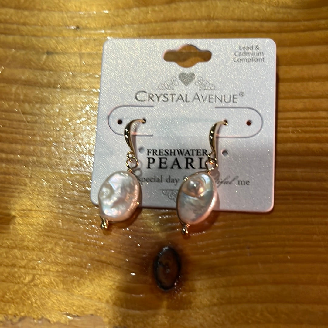 Teardrop pearl earring
